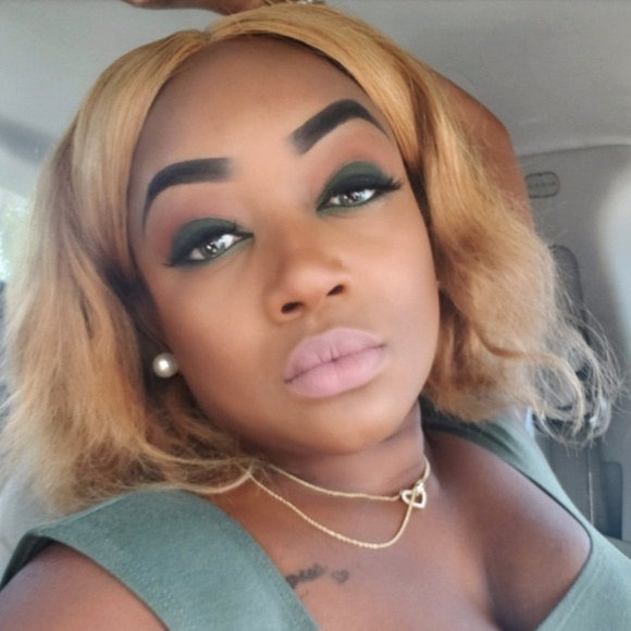 Center Part Bob - Picture 2 of 4